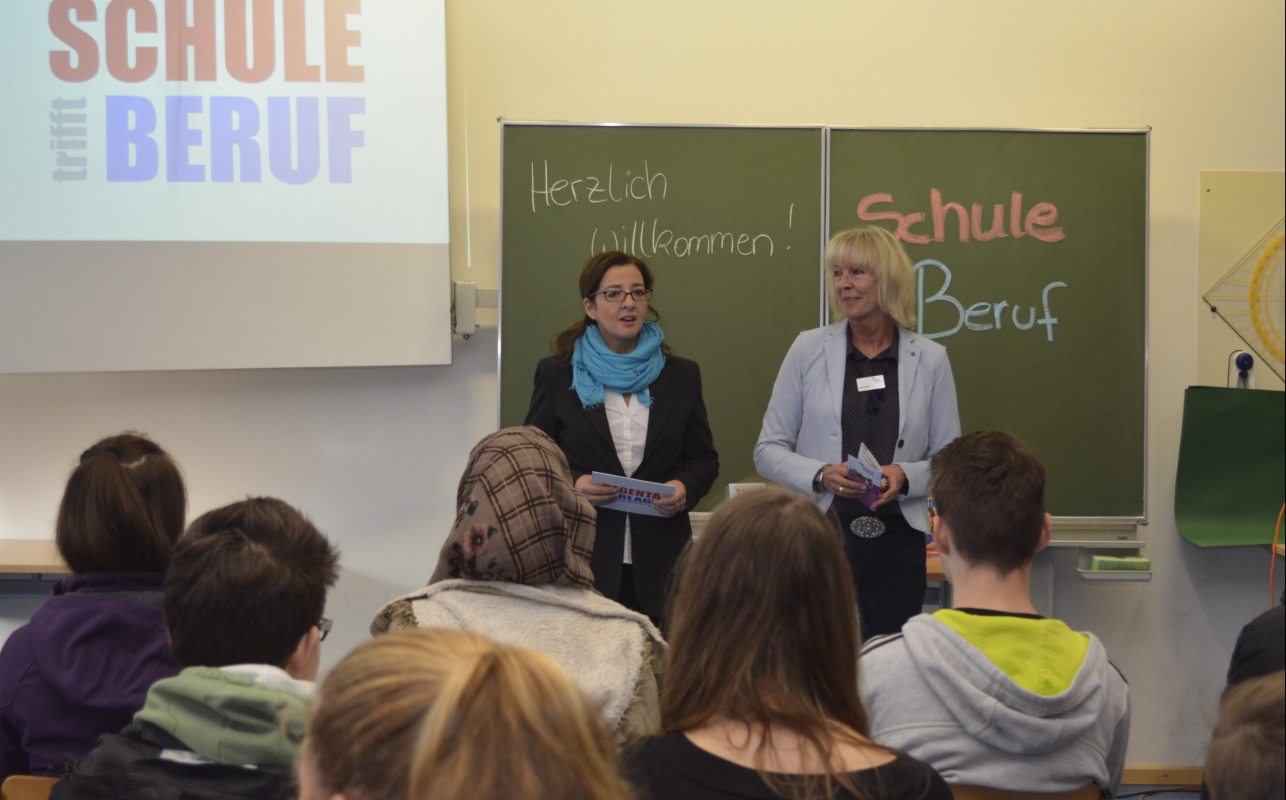 Das Projekt Schule trifft Beruf wird Schülern in einem Klassenzimmer vorgestellt