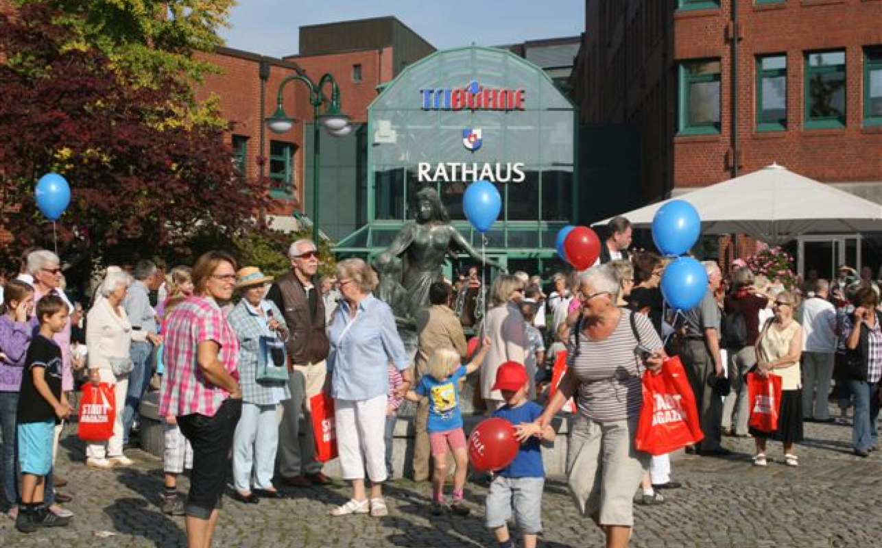 Besucher der Norderstedter Herbstmesse auf dem Marktplatz vorm Rathaus