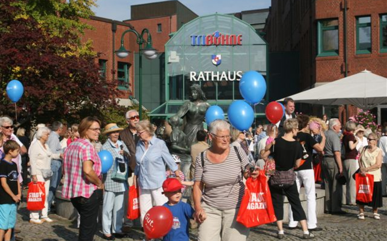 Besucher der Norderstedter Herbstmesse auf dem Marktplatz vorm Rathaus