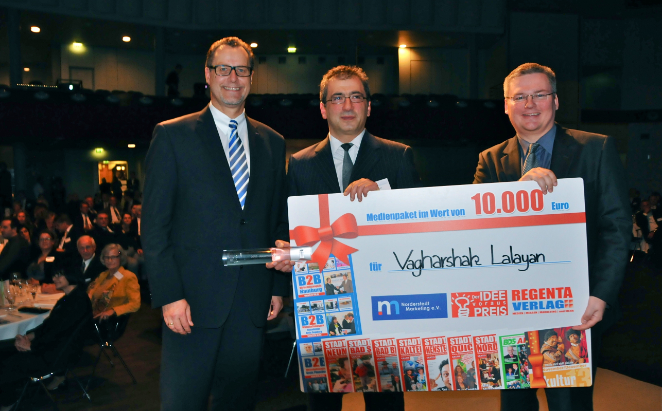 Sven Boysen übergibt den Idee Voraus Preis an Vagharshak Lalayan