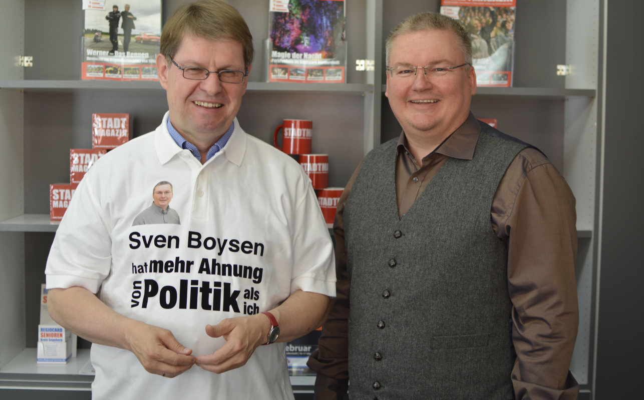 Sven Boysen mit Ralf Stegner, SPD Politker, der ein weißes T-Shirt trägt mit der Aufschrift: Sven Boysen hat mehr Ahnung von Politik als ich